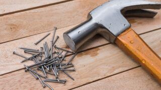 Homem é preso após tentar agredir família com martelo