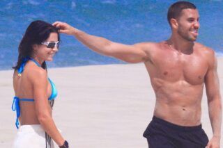 Jade Picon e André Lamoglia trocam carinhos na praia