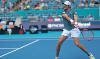 João Fonseca luta, mas é superado pelo espanhol Carlos Alcaraz