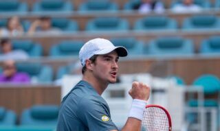 João Fonseca vence estreia em Miami e terá Alcaraz na 2ª rodada
