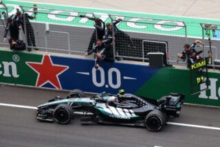 Kimi Antonelli vence o GP da China; Bortoleto abandona corrida
