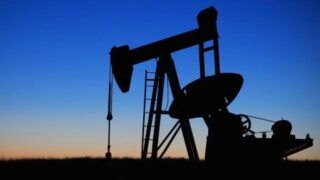 Petróleo Brent atinge US$ 115, com alta de quase 3%