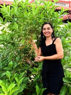 Moradora de RO transforma terreno baldio em jardim para beija-flores