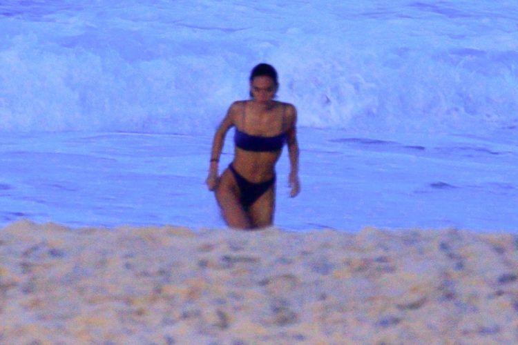 Bruna Marquezine na praia no final d atarde 