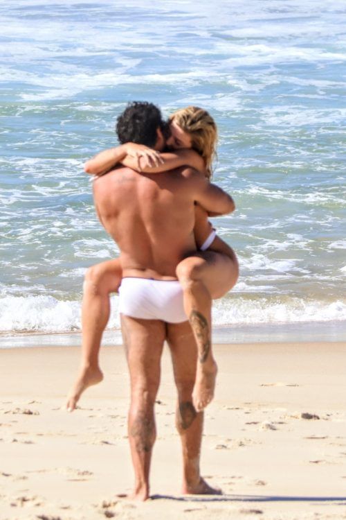 Jesus Luz e a namorada aos beijos na praia