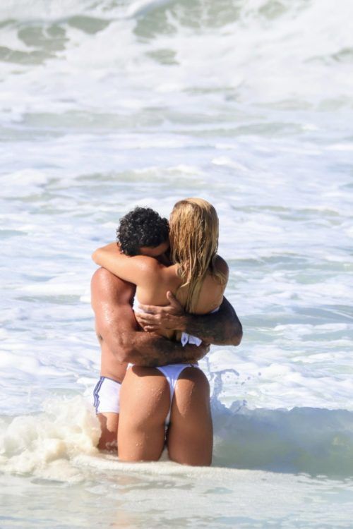 Jesus Luz e a namorada aos beijos na praia