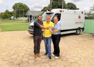 Prefeita Valéria Garcia e vereador Dora agradecem deputado Luizinho Goebel por ambulância de R$ 315 mil para Pimenteiras do Oeste