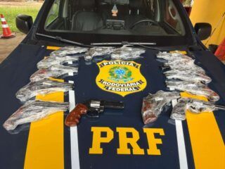 PRF apreende 14 revólveres em ônibus na BR-364 (RO)