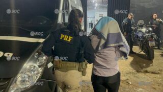 Polícia prende mulher transportando 4 kg de skunk