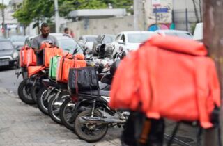 Pesquisa Quaest: 7 em cada 10 brasileiros rejeitam taxa mínima em apps