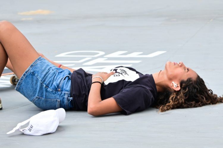 Rayssa Leal cai e torce o joelho