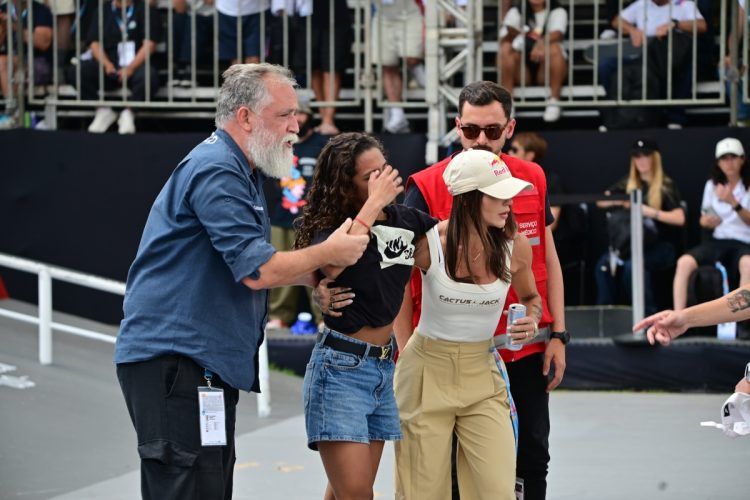 Rayssa Leal cai e torce o joelho