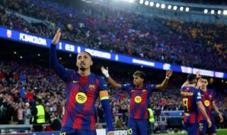 Raphinha marca dois em goleada do Barcelona na Liga dos Campeões