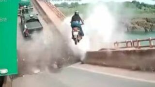 Motociclista perde controle em desabamento de ponte