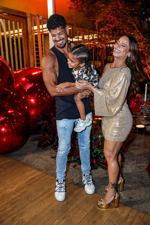 Viviane Araujo, Guilherme Militão e o filho Joaquim 