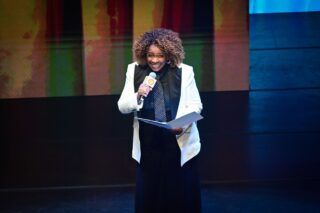 Zezé Motta se emociona em homenagem no Prêmio Shell