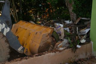 GESTÃO – Ação integrada limpa terreno que acumulava lixo há anos na capital