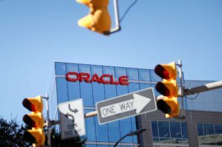 Oracle faz demissões em massa para focar em IA, revela TV