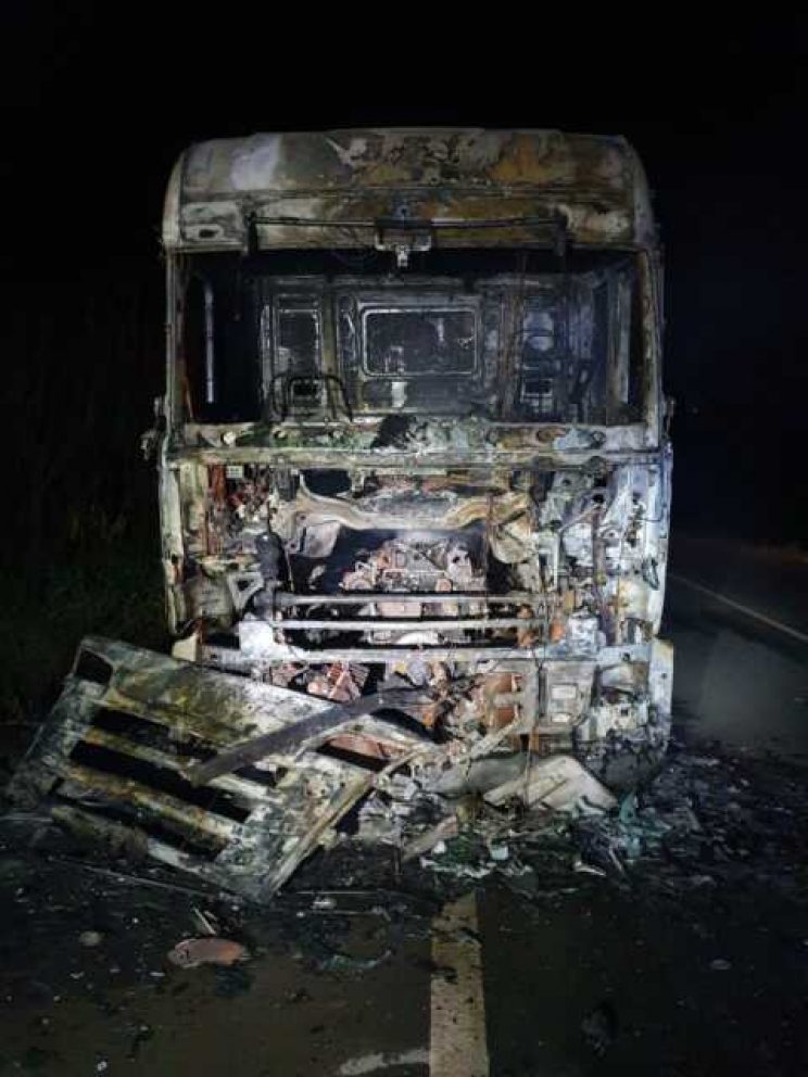 Cabine de carreta carregada com soja fica destruída após pegar fogo na BR-364